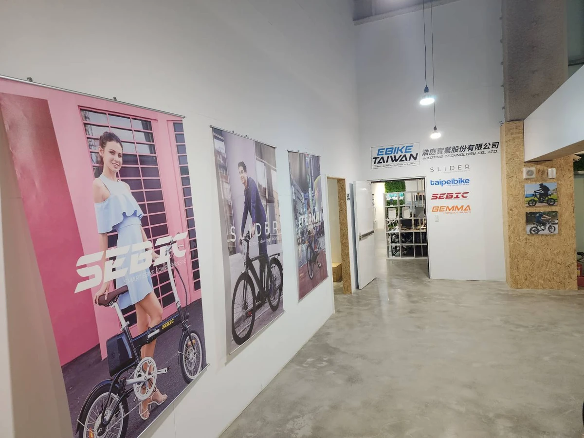 浩庭實業入口,牆上是 SLIDER、taipeibike、SEBIC、GEMMA 的品牌標誌