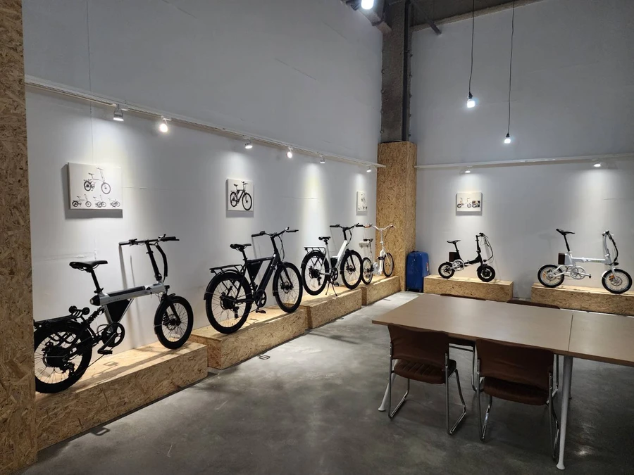 SLIDER 展示間,車款陳列於木作展台上
